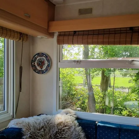 Farmer Farmyard Stays, Sleep Easy, Rural, Explore Campingplads *